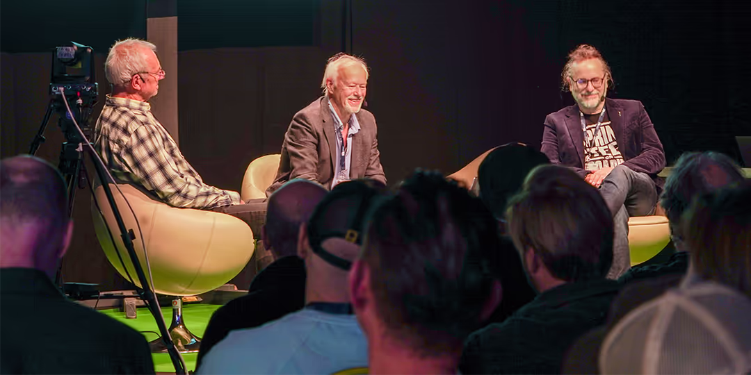 För bokade utställare Panelsamtal på scen med tre talare i fåtöljer, publiken i förgrunden.